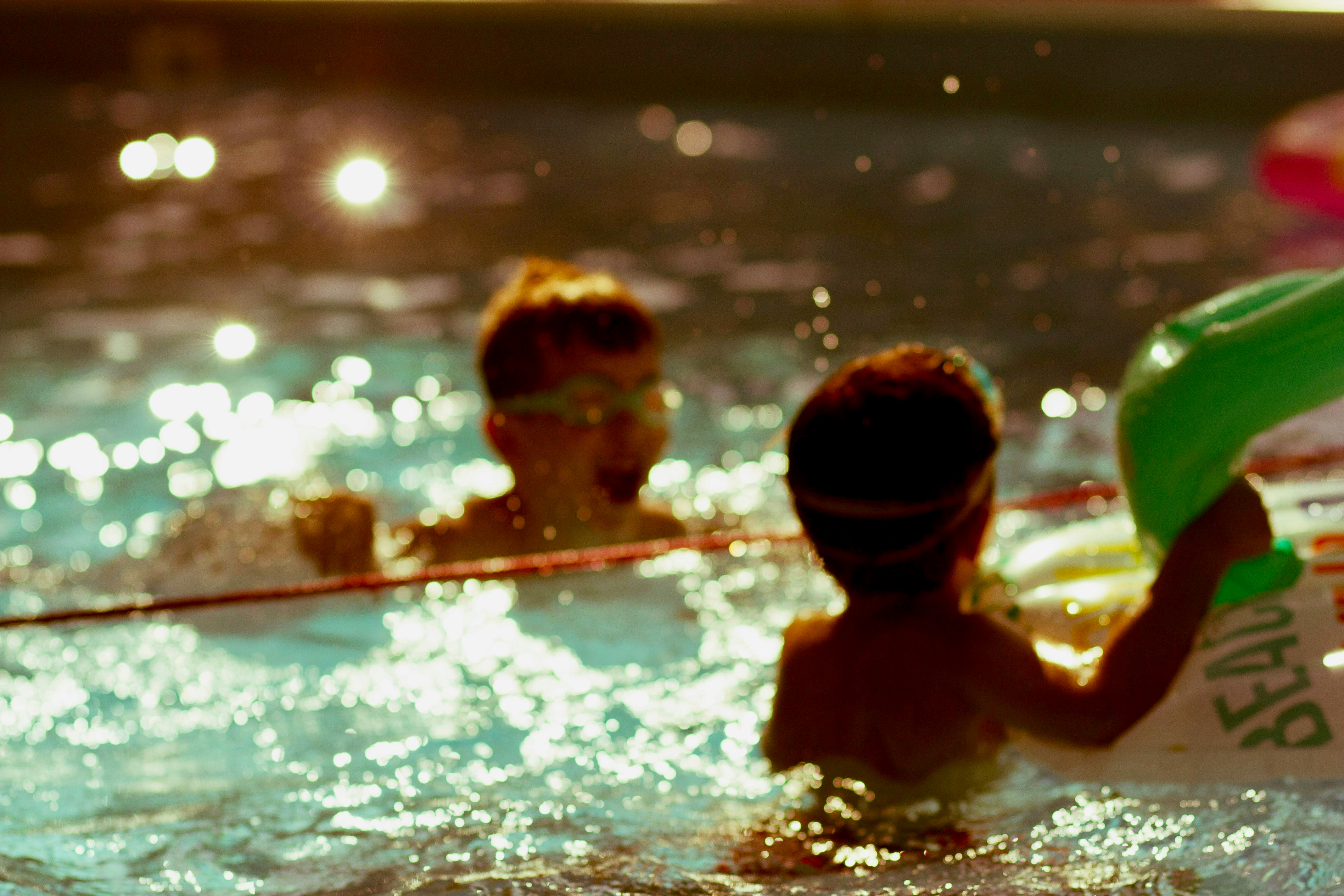 Barn som badar i en simbassäng