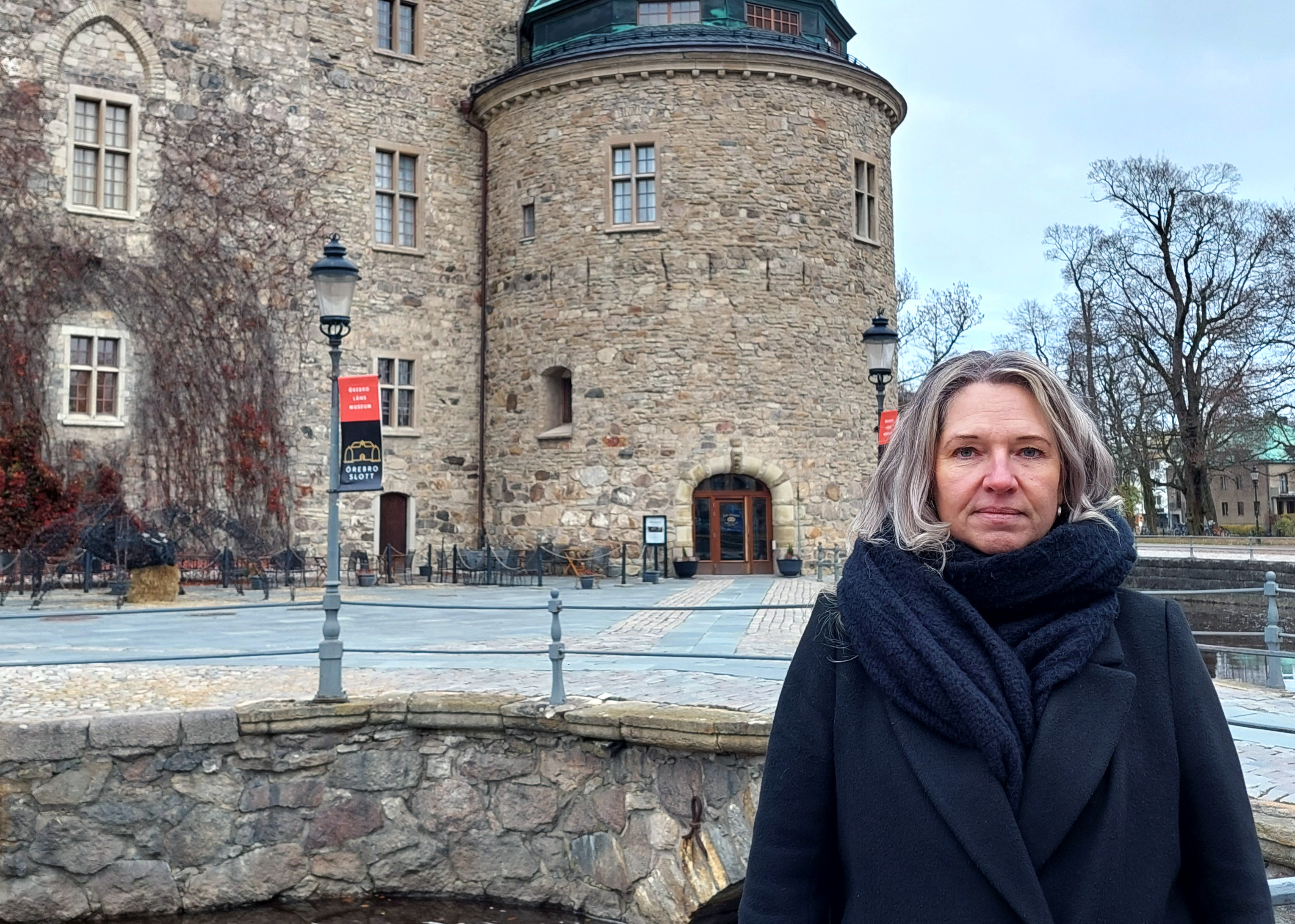 Ordförande Carina Oskarsson framför Örebro slott